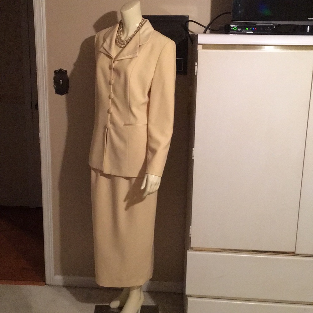 Suit - Picture 5 of 5